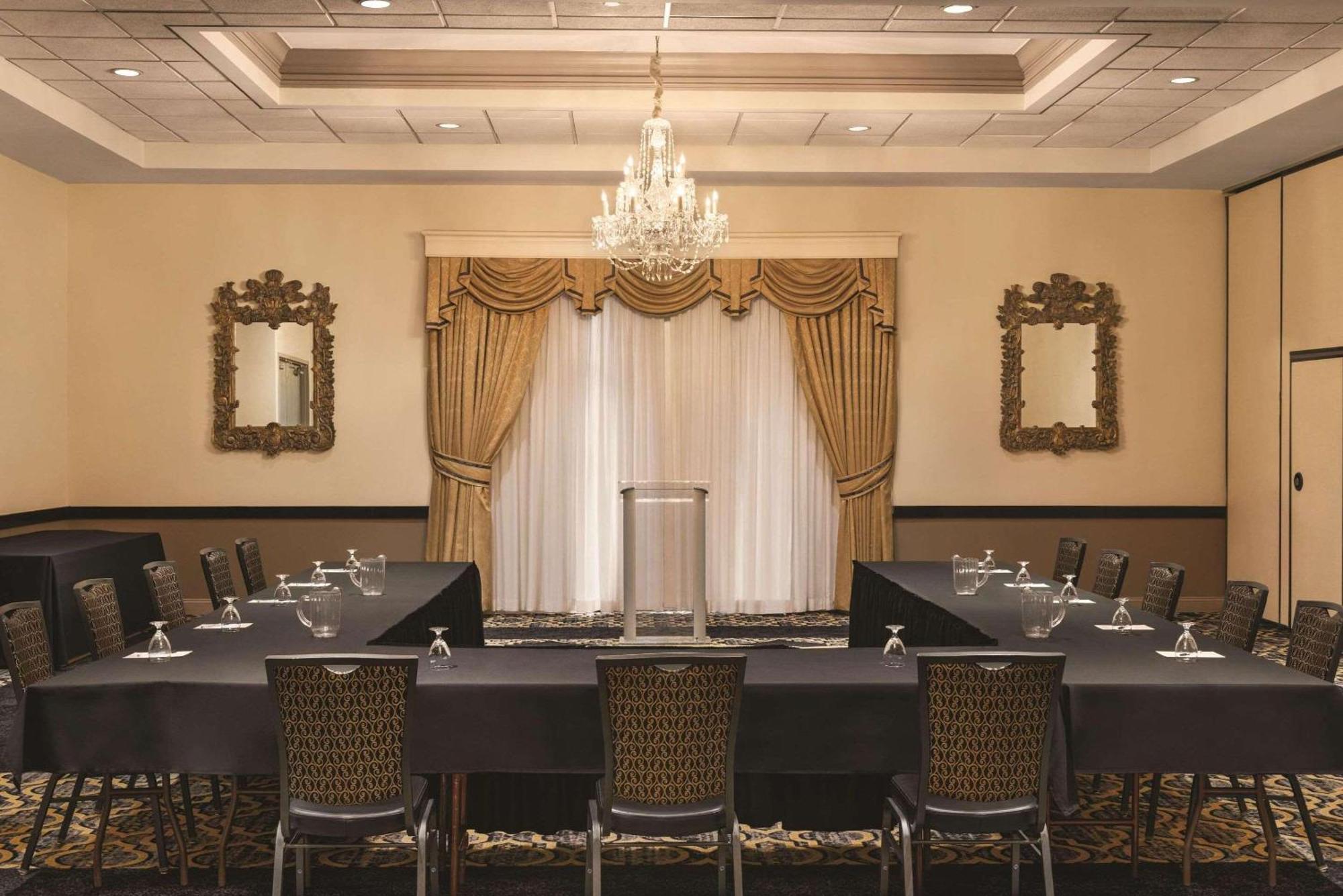 Radisson Hotel & Conference Center Rockford Luaran gambar